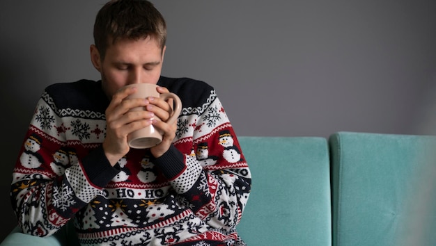 Een gezellige sfeer thuis met een warm drankje in de winter