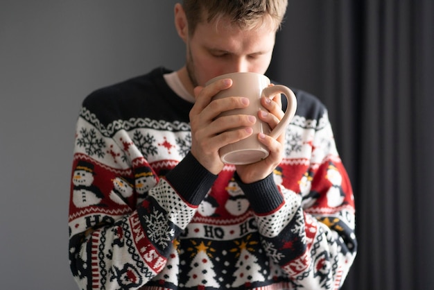 Een gezellige sfeer thuis met een warm drankje in de winter