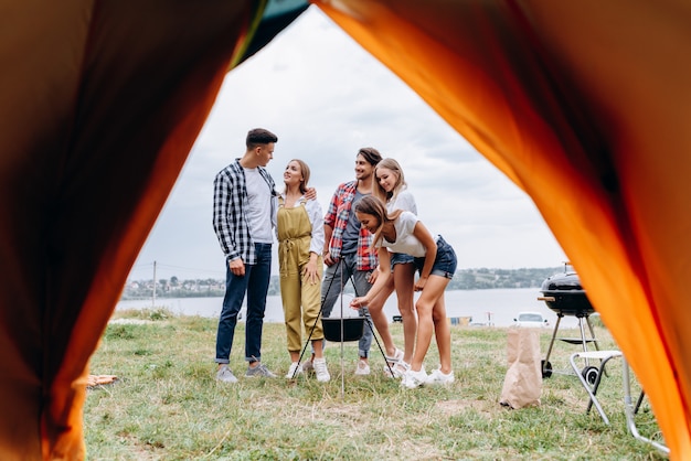 Een gezelschap van vrienden hebben grappige tijd op de camping