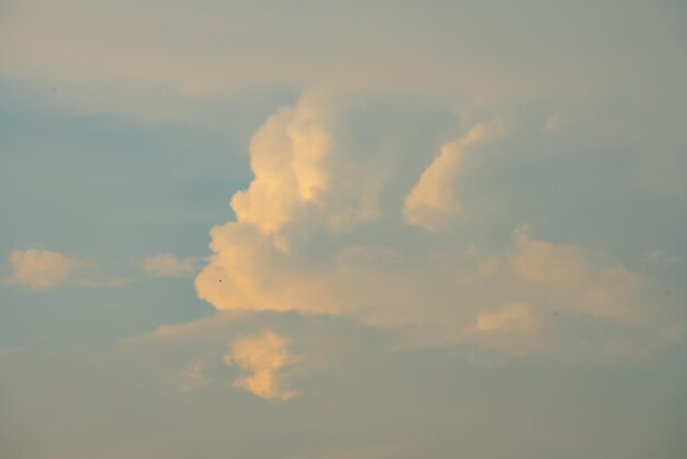 Een gezicht in de wolken