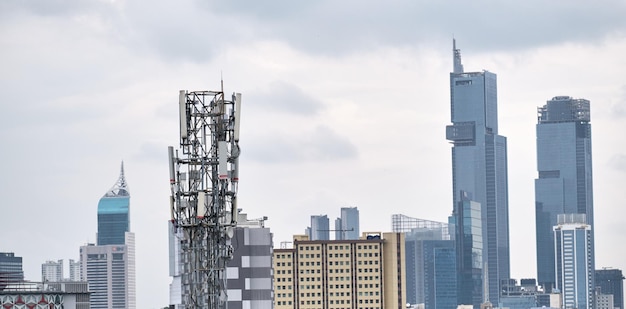 Een gezicht op een stad met een toren waarop huawei staat.