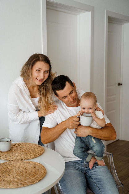 een gezin met een baby ontbijt in de keuken