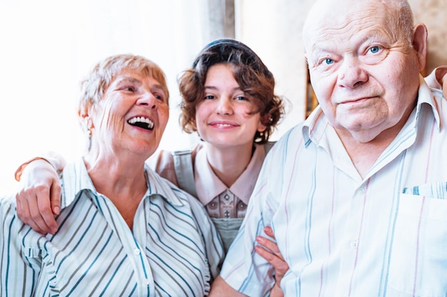 Een gezin met een kind en een lachende vrouw