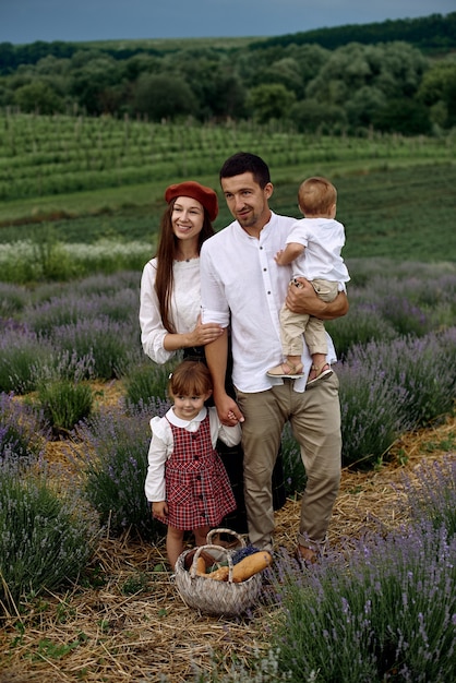 Een gezin met twee geweldige kinderen loopt op een lavendelveld.