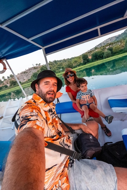 Een gezin op een boot tijdens een excursie op het Shkodermeer in Shiroka, Albanië