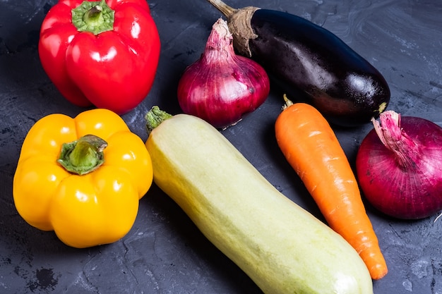 Een gezonde levensstijl van de groenten, aubergine, paprika, ui