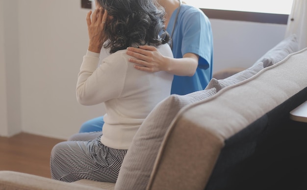 Een gezondheidsbezoeker met tablet die een oudere vrouw uitlegt hoe ze pillen moet innemen