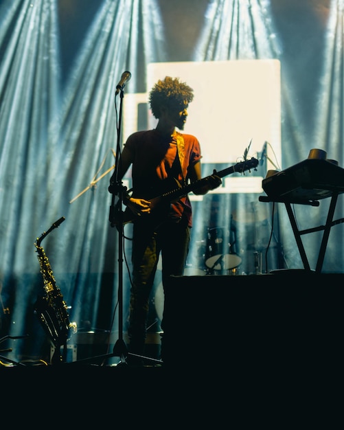 Foto een gitarist op een concert