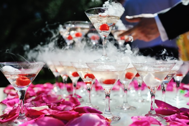 Een glaasje champagne met droogijs en rook tijdens het plechtige evenement