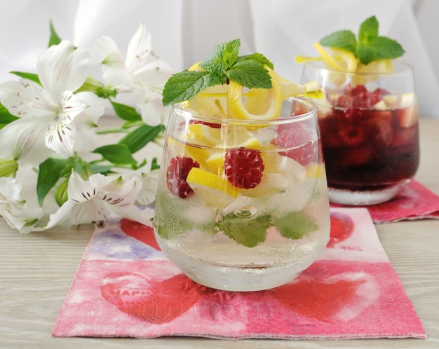 Een glaasje verse huisgemaakte limonade met munt en frambozen