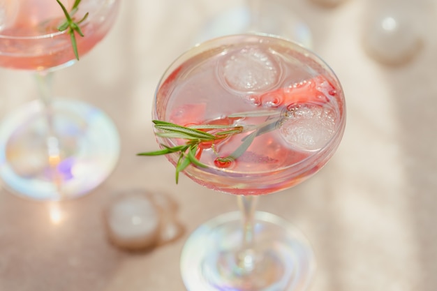 Een glas aardbeiencocktail of mocktail, verfrissend zomerdrankje met gemalen ijs en bruisend water op licht