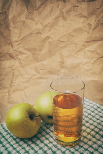 Een glas appelsap met appels