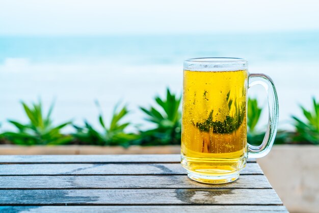 een glas bier op houten tafel