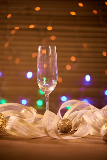 Een glas champagne en gouden kerstballen