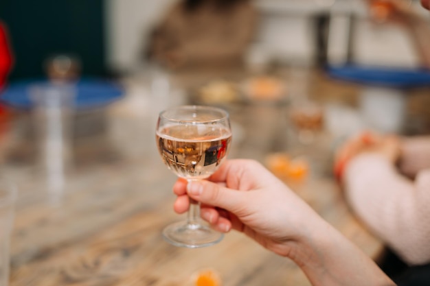 Een glas champagne in de hand van een vrouw aan tafel 4280