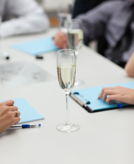 Een glas champagne op kantoor