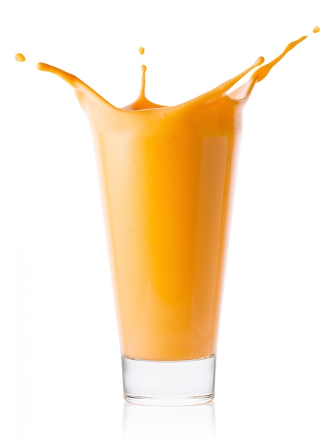 Een glas citrus of wortel smoothie of yoghurt met splash