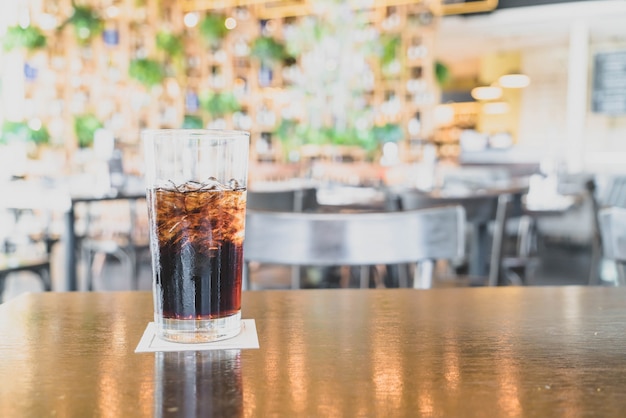 een glas cola in een restaurant