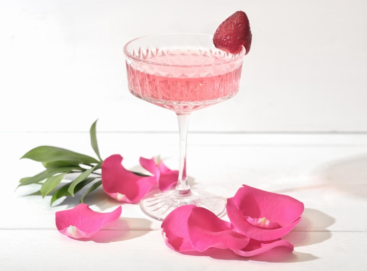Foto een glas delicate aardbeienwijn met bessen en rozenblaadjes