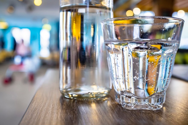 Een glas en een fles schoon drinkwater staan om de dorst te lessen