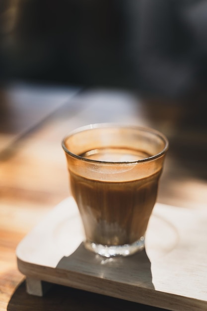 Een glas espresso over koude verse melk Vuile koffie Koffiemenu Melkkoffie