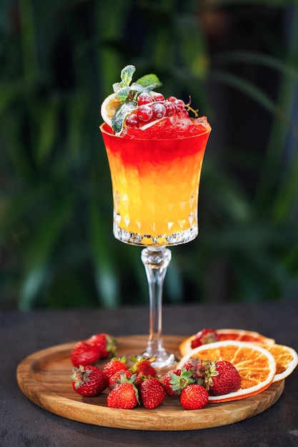 Een glas fruitcocktail met aardbeien erop