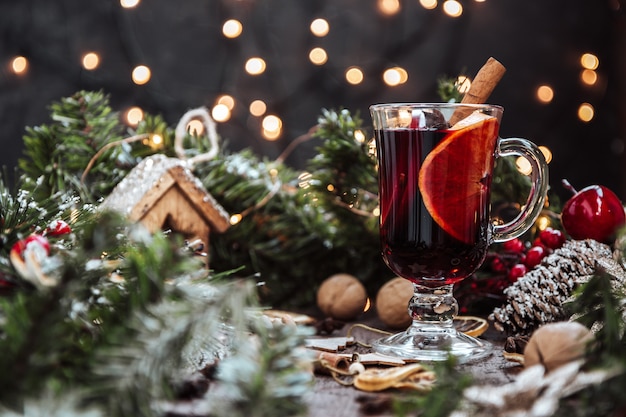 Een glas glühwein in een nieuwjaarsomgeving, warme wijn.