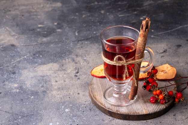 Een glas glühwein staat op een ronde houten plank kopieerruimte