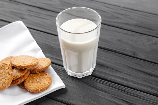 Een glas havermelk op een houten ondergrond