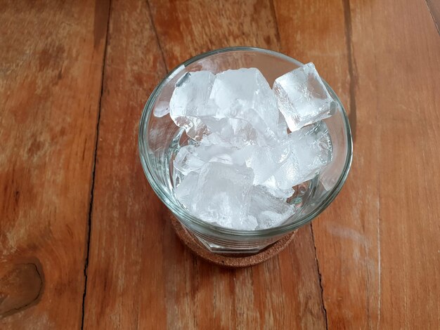 Een glas ijs op de houten tafel