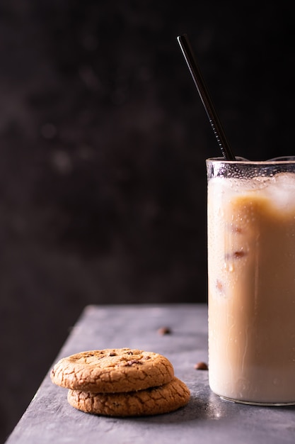 Een glas ijskoude latte en chocoladekoekjes