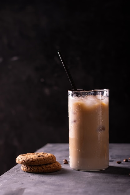 Een glas ijskoude latte en chocoladekoekjes