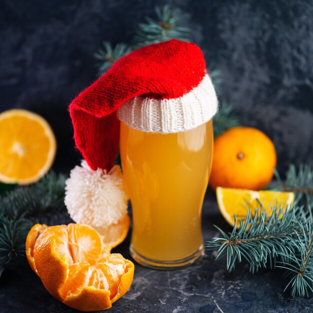 Een glas kerstbier met sinaasappels