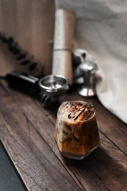 Een glas koffie met melk op de tafel.