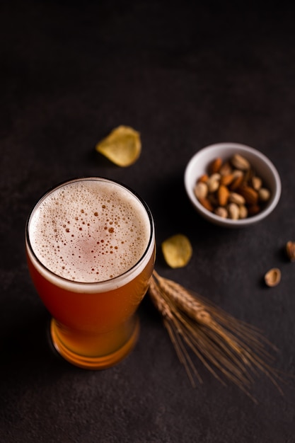 Een glas koud bier en snacks