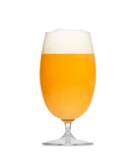 Foto een glas licht bier met een mooi schuim geïsoleerd op een wit achtergrondbier in een glazen beker met een stengel