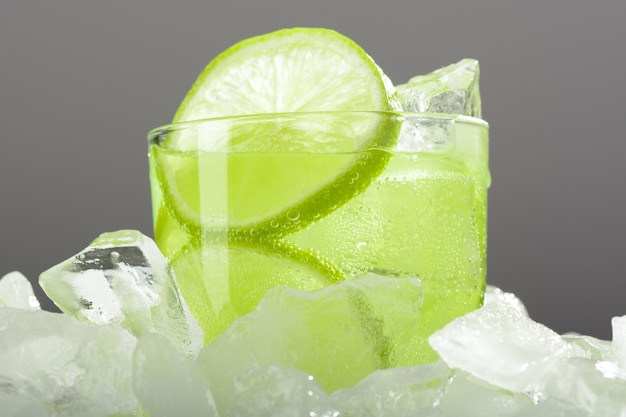 Een glas limonade met limoen op ijs