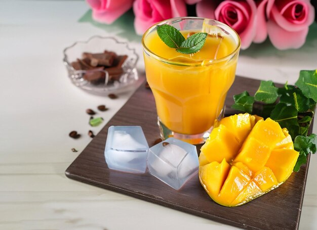 Een glas mango sap in de zomer met muntbladeren