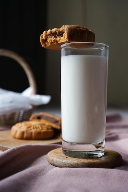 Een glas melk en een half traditionele mooncake