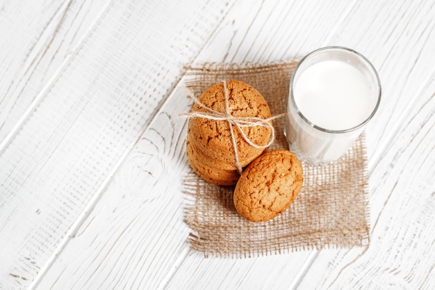 Een glas melk en heerlijke havermoutkoekjes