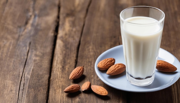 Een glas melk met amandelen op een bord.