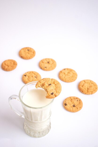 Een glas melk met heerlijke koekjes