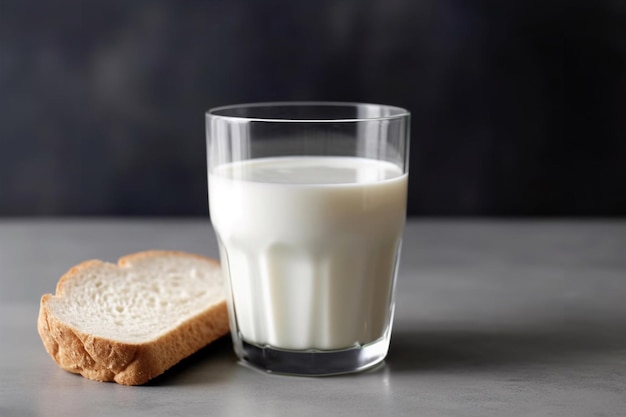 Een glas melk naast een boterham