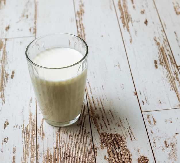 Een glas melk op de oude houten tafel zuivelproducten