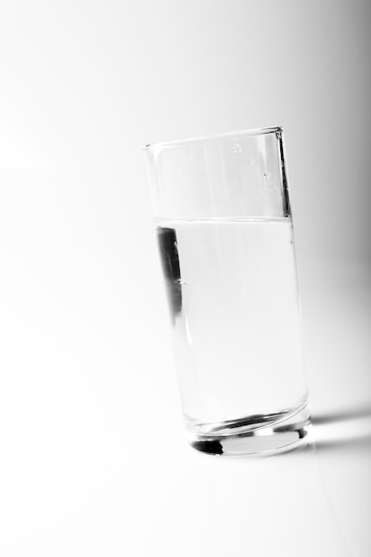 Een glas op een witte achtergrond