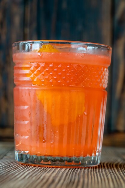 Een glas oranjebloesemcocktail