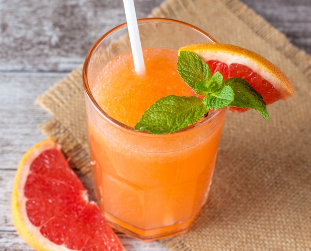 Een glas rijpe grapefruit met sap