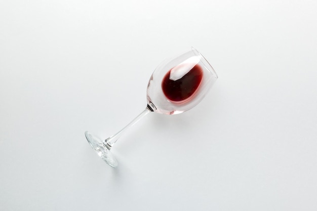 Een glas rode wijn bij een wijnproeverij Concept van rode wijn op gekleurde achtergrond Bovenaanzicht plat lag ontwerp