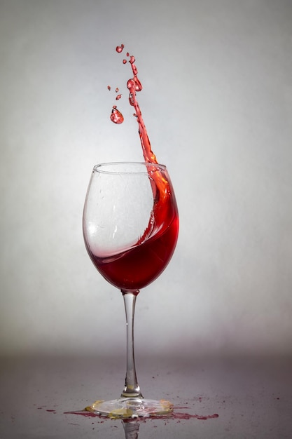 Een glas rode wijn met een vleugje wit.