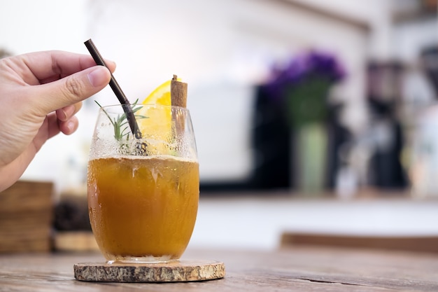 Een glas sinaasappel koud brouwsel bevroren koffie